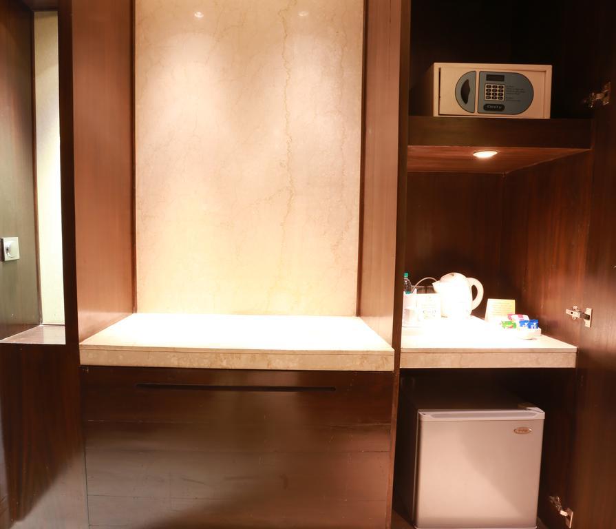 The Ashok, New Delhi Hotel Kamer foto A wet bar in a hotel room