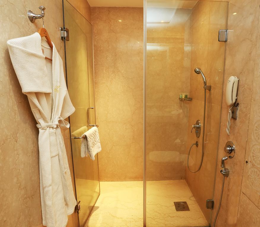 The Ashok, New Delhi Hotel Kamer foto A shower in a hotel