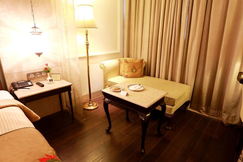 The Ashok, New Delhi Hotel Buitenkant foto A room at the hotel