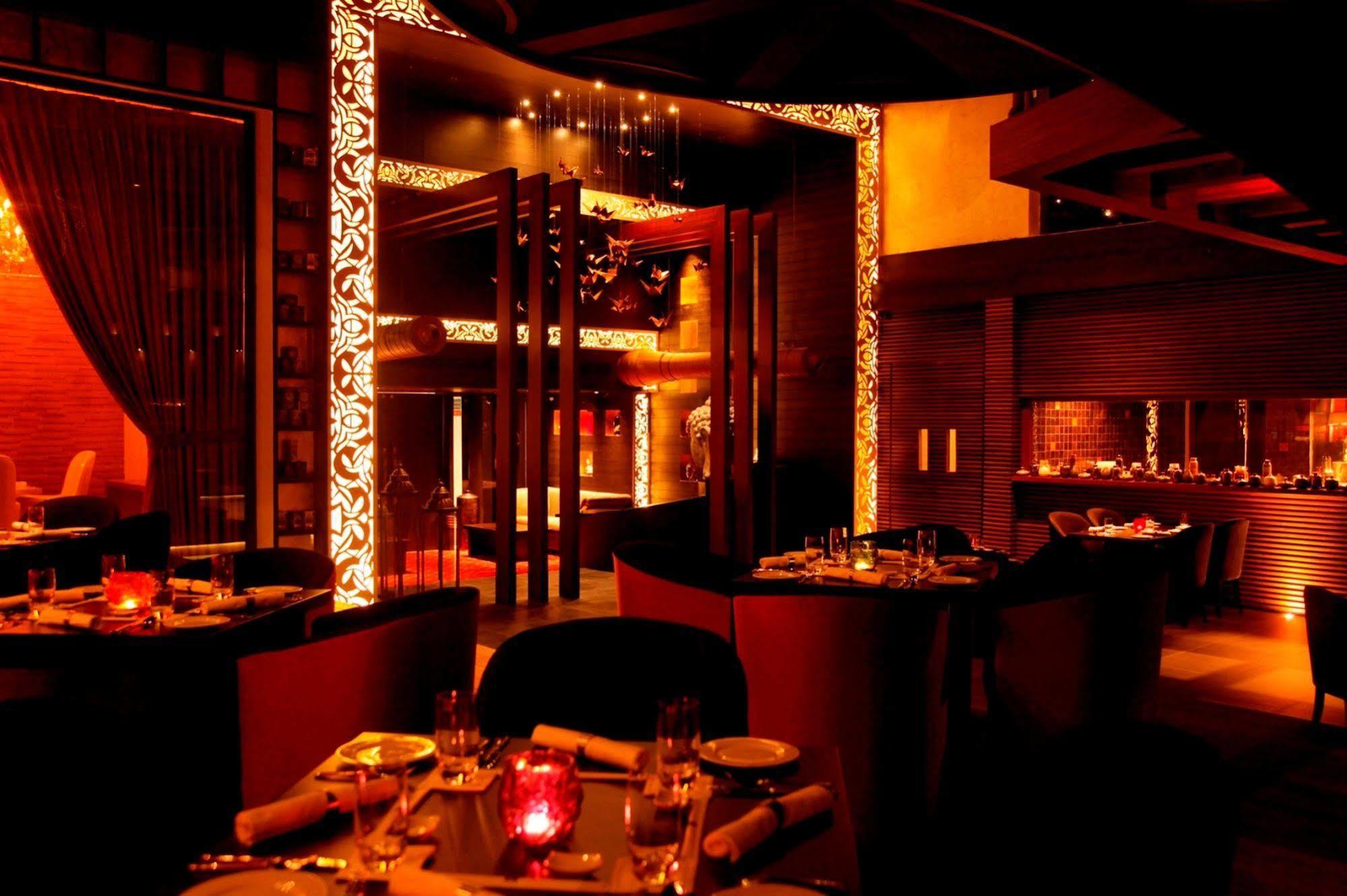 The Ashok, New Delhi Hotel Buitenkant foto Interior of the restaurant