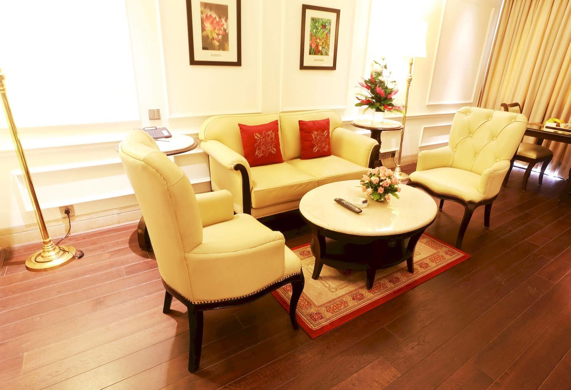 The Ashok, New Delhi Hotel Buitenkant foto A living room in a hotel suite