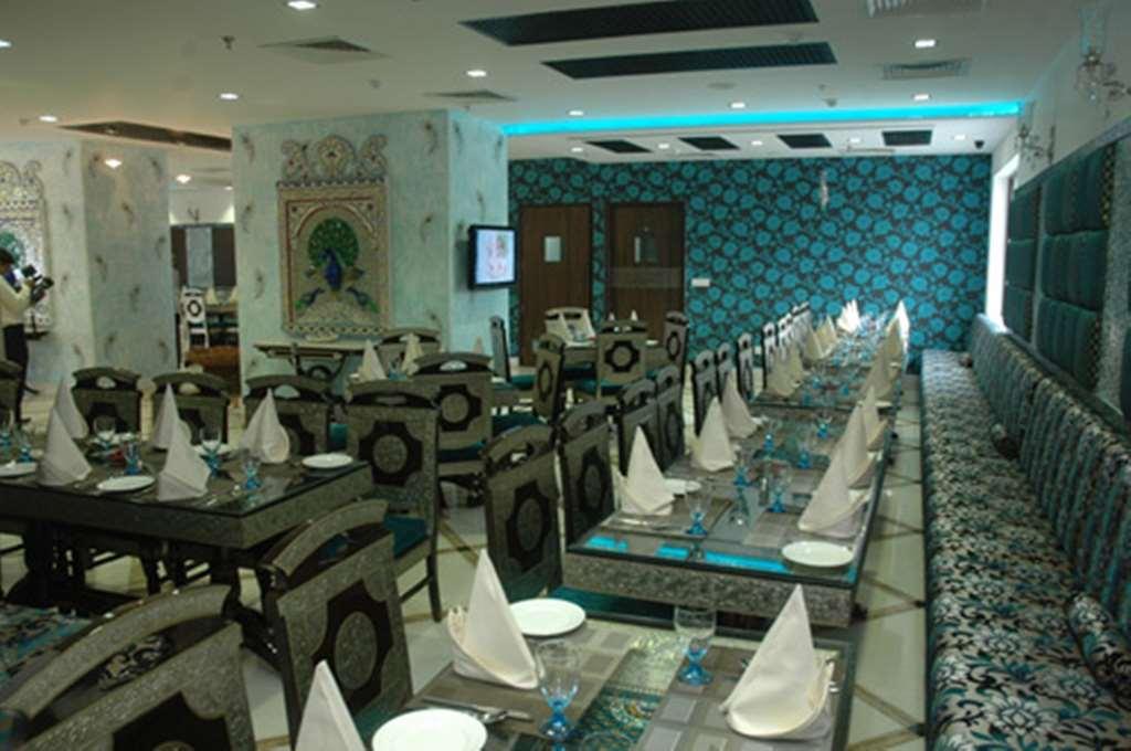 The Ashok, New Delhi Hotel Restaurant foto The interior of the restaurant