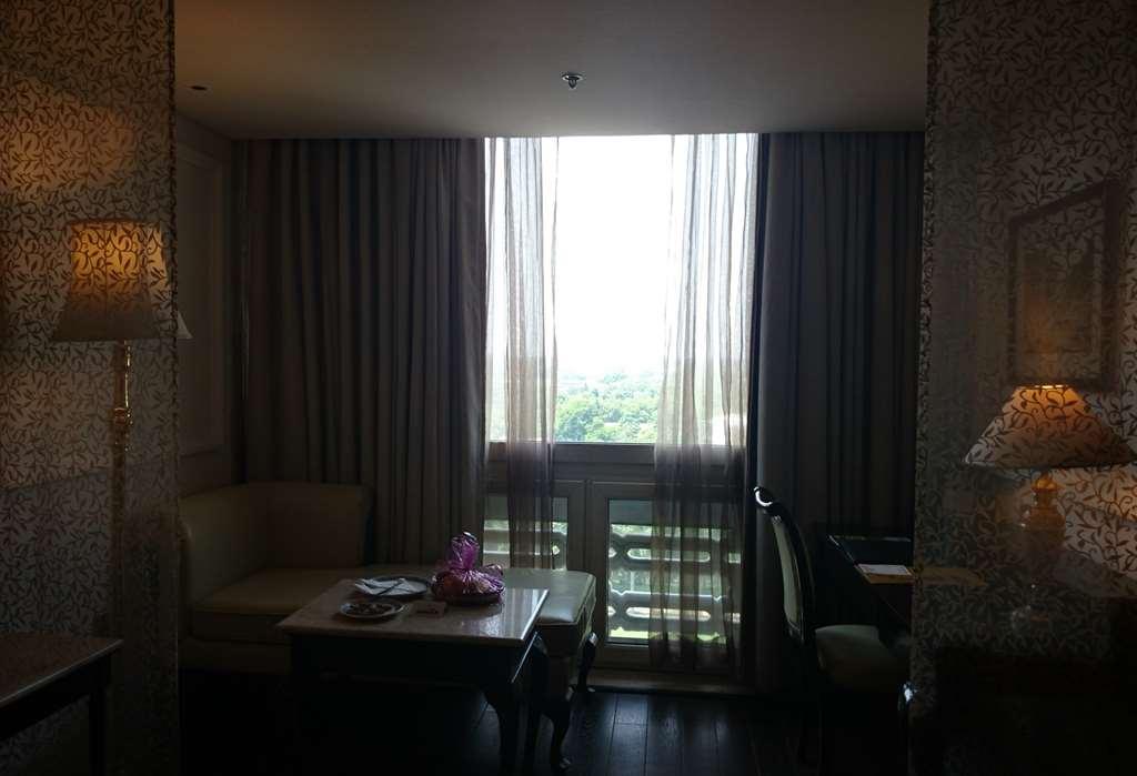 The Ashok, New Delhi Hotel Kamer foto A room at the hotel