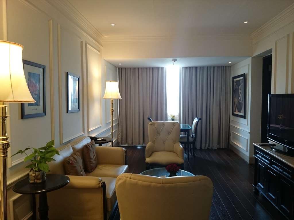 The Ashok, New Delhi Hotel Kamer foto Living room of a suite at the hotel